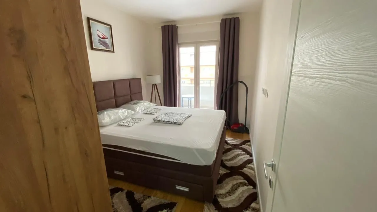 Izdavanje, trosoban stan, 47m², Central Point, Podgorica
