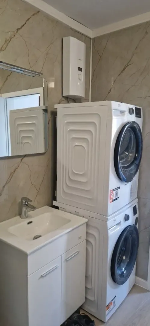 Izdavanje, dvosoban stan, 100m², Dobrota, Kotor