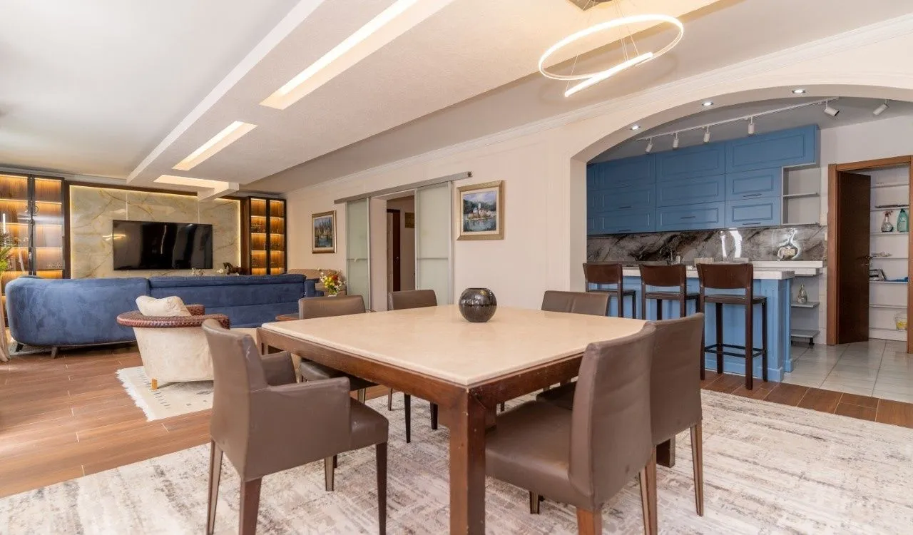Izdavanje, trosoban stan, 200m², Gorica C, Podgorica