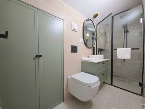 Moderno opremljeno kupatilo sa tuš kabinom. - image 9