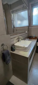 Kupatilo sa umivaonikom, velikim ogledalom i prozorom. - image 7