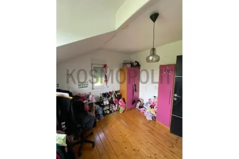 Dečja spavaća soba sa kosim plafonom i drvenim podom. - image 9