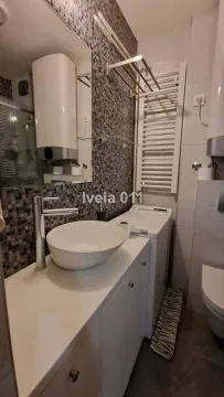 Manje kupatilo sa umivaonikom, WC šoljom, tuš kabinom i veš mašinom. - image 6