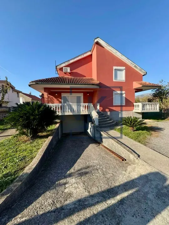Rent, house, 350m², Murtovina, Podgorica