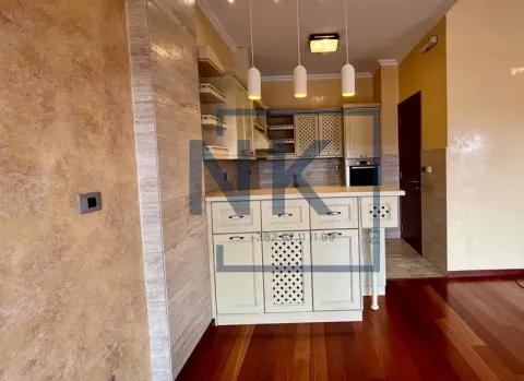 Kitchen with a breakfast bar and a drop ceiling with pendant lights. - image 4
