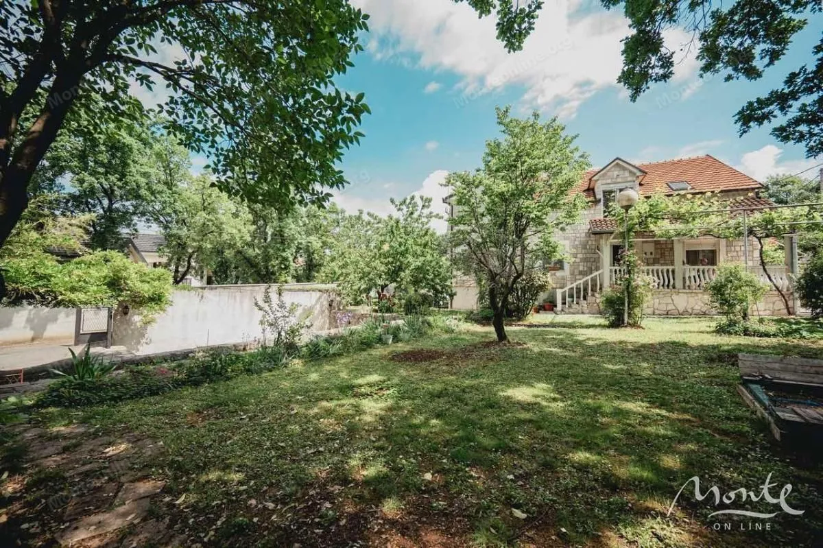 Prodaja, kuća, 350m², Velje Brdo, Podgorica
