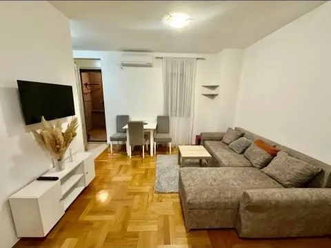 Izdavanje, jednosoban stan, 36m², Stari Aerodrom, Podgorica - image 1