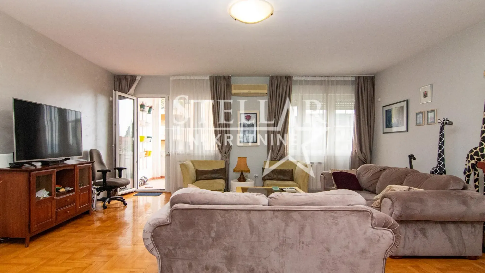 Izdavanje, trosoban stan, 115m², Gorica C, Podgorica