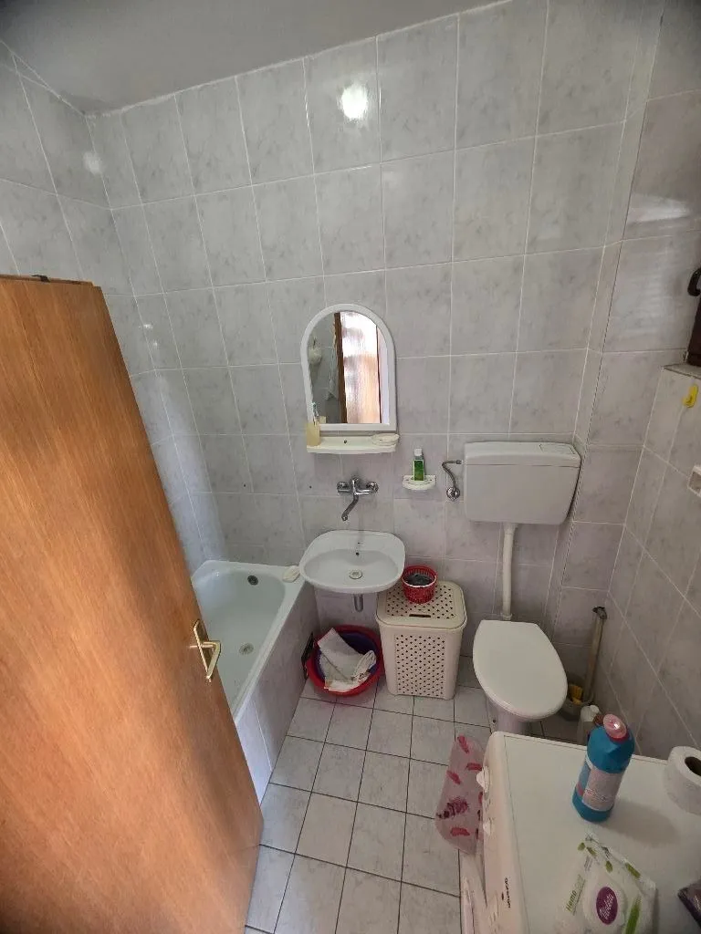 Manje kupatilo sa kadom, umivaonikom i toaletom.