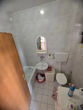 Manje kupatilo sa kadom, umivaonikom i toaletom. - image 7