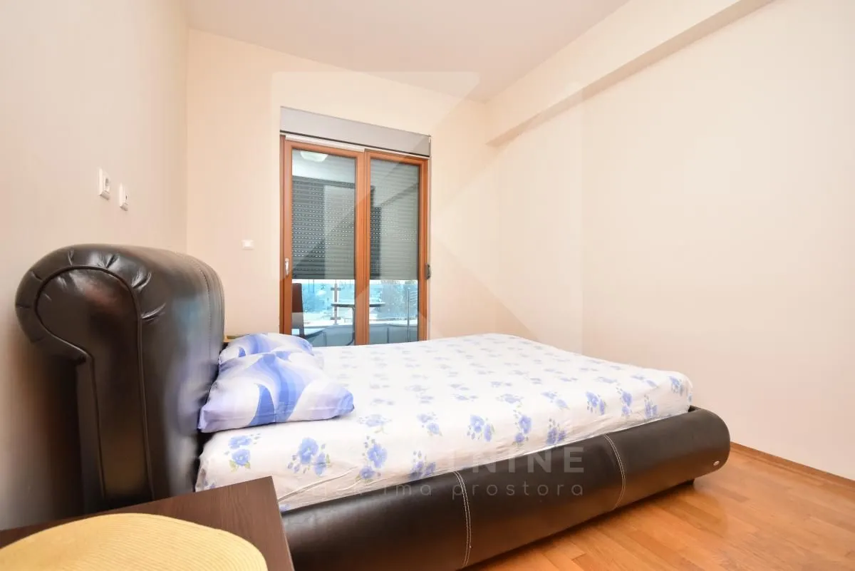 Bedroom with a double bed and access to the terrace.