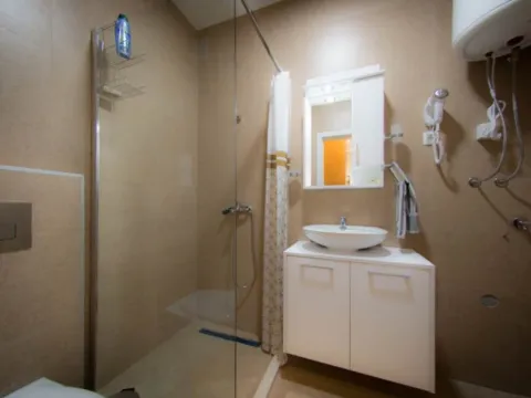 Izdavanje, jednosoban stan, 40m², Tološi, Podgorica - image 13