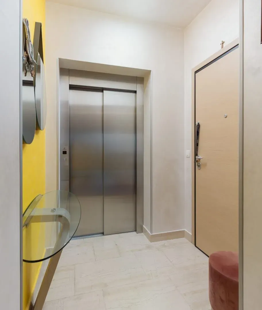 Izdavanje, dvosoban stan, 130m², Dobrota, Kotor