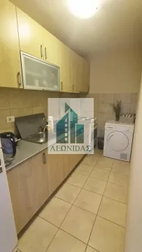 Manja kuhinja sa drvenim elementima, šporetom i mašinom za veš. - image 7