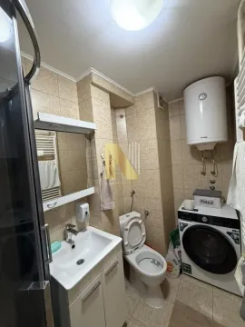 Manje kupatilo sa tuš kabinom, umivaonikom, WC šoljom i veš mašinom. - image 11