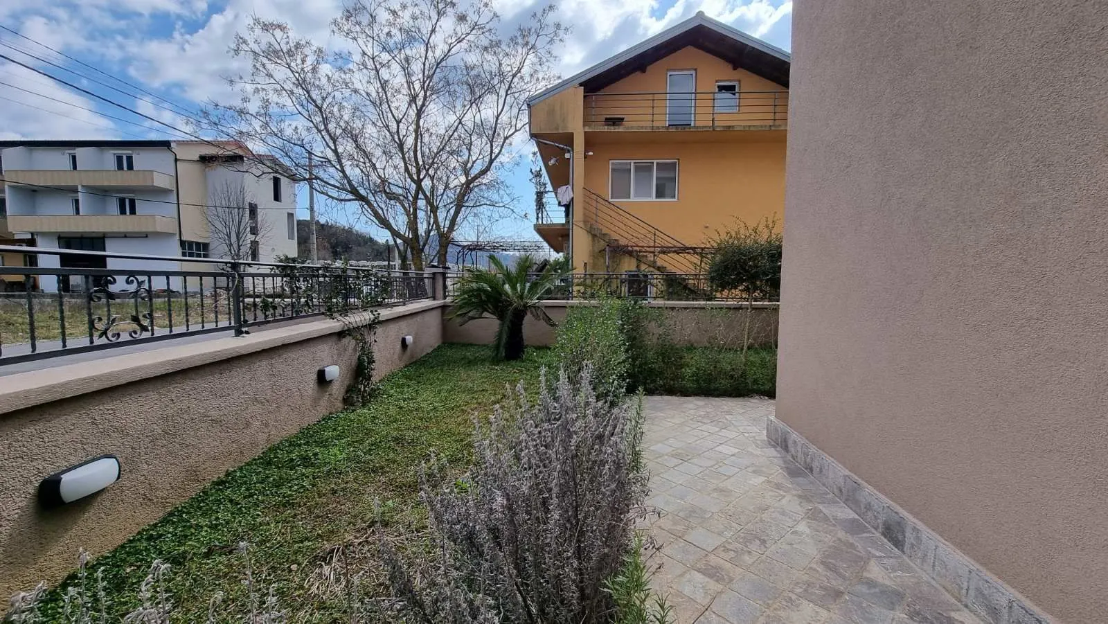 Izdavanje, jednosoban stan, 37m², Lastva Grbaljska, Kotor