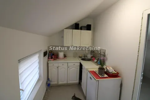 Manja kuhinja u potkrovlju sa belim elementima. - image 7