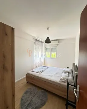 Namještena spavaća soba sa bračnim krevetom, ormarom i prozorom. - image 13