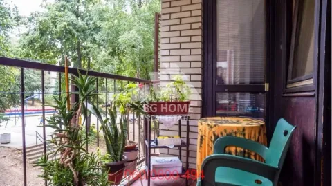 Namešten balkon sa stolom, stolicama i zelenilom sa pogledom na okolinu. - image 13