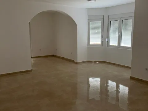 Rent, house, 500m², Stari Aerodrom, Podgorica - image 1