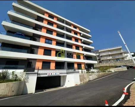Spoljašnji izgled moderne višespratne zgrade sa balkonima i parkingom. - image 10