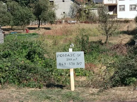 Zemljište sa znakom za prodaju i kućom u pozadini. - image 2