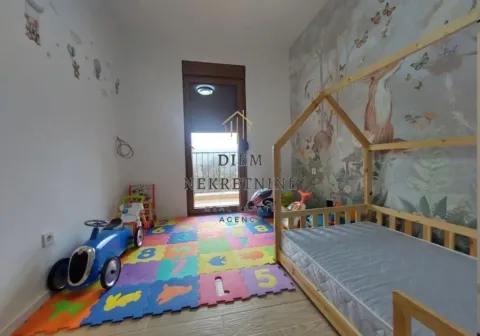 Dječja soba sa drvenim krevetom i šarenom podlogom za igru. - image 12