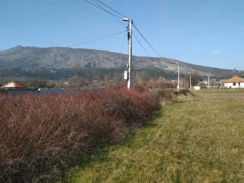 Pogled na plac i okolni pejzaž sa brdima u pozadini. - image 8