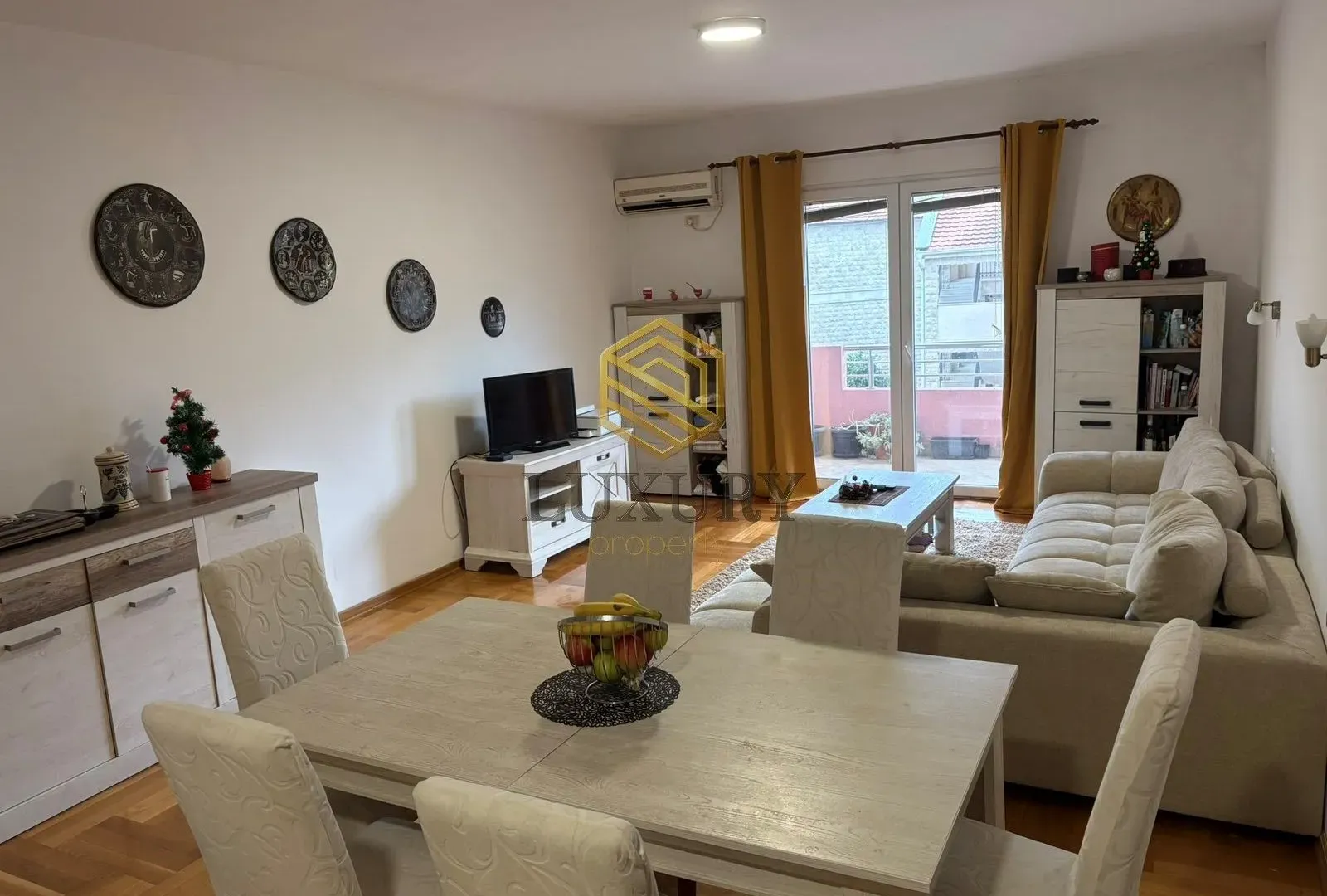 Izdavanje, jednosoban stan, 84m², Bonići, Tivat
