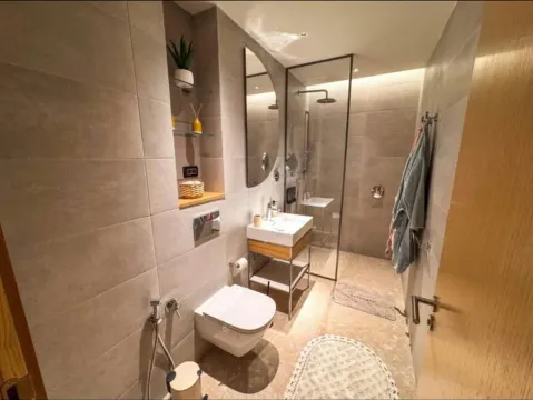 Moderne i uredno uređeno kupatilo sa tuš kabinom. - image 8