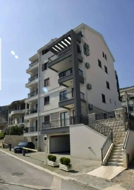 Izdavanje, trosoban stan, 110m², Babin Do, Budva