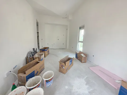 Prazna prostorija u toku renoviranja sa građevinskim materijalom. - image 8