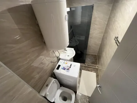 Manje kupatilo sa tuš kabinom, wc šoljom, umivaonikom i bojlerom. - image 11