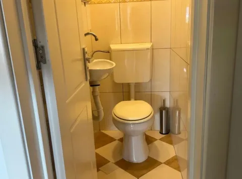 Manje kupatilo sa WC šoljom i umivaonikom. - image 10