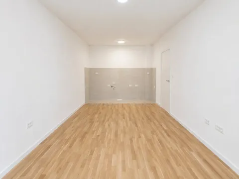 Prazna kuhinja sa pripremljenim priključcima za elemente i drvenim podom. - image 4