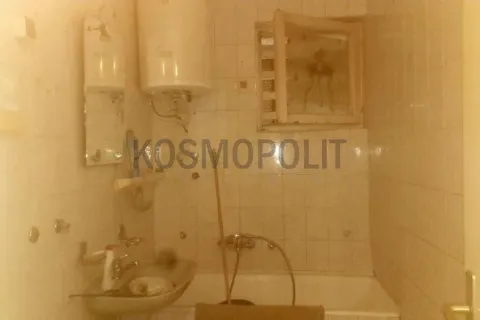 Starije opremljeno kupatilo sa kadom, umivaonikom i bojlerom. - image 7