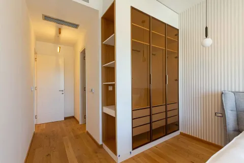 Moderna spavaća soba sa ugradnim garderoberom i drvenim podom. - image 20