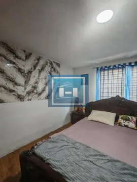 Nameštena spavaća soba sa bračnim krevetom i prozorom. - image 40