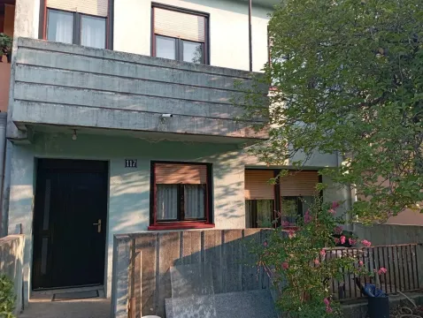Fasada i ulaz kuće sa balkonom i dvorištem. - image 8
