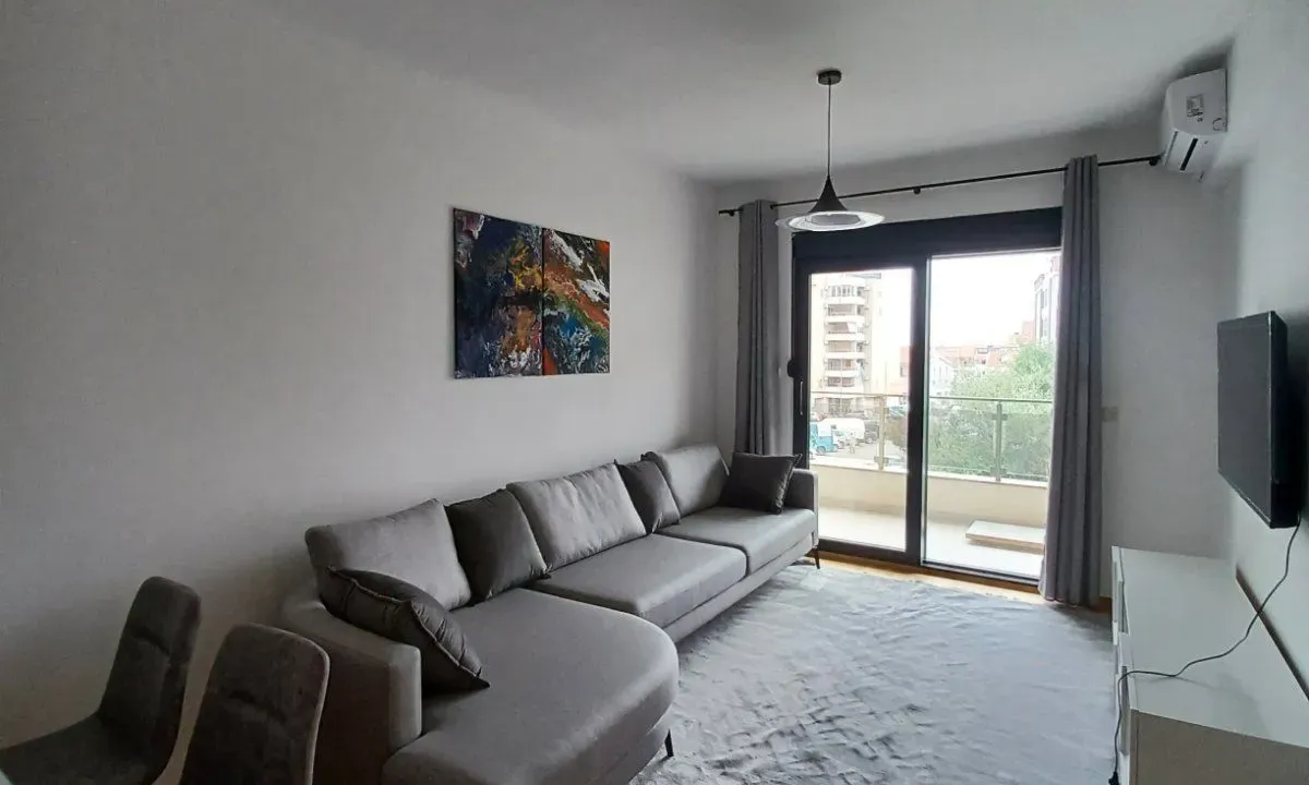 Izdavanje, dvosoban stan, 68m², Centar, Budva