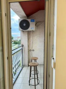 Manji balkon sa stolicama i spoljnom jedinicom klima uređaja. - image 7