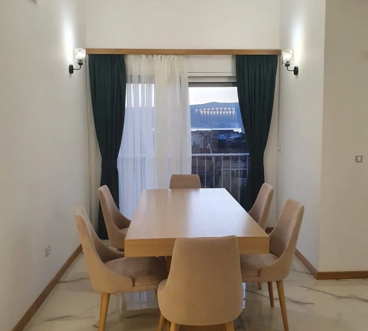 Izdavanje, trosoban stan, 100m², Pod Kuk, Tivat