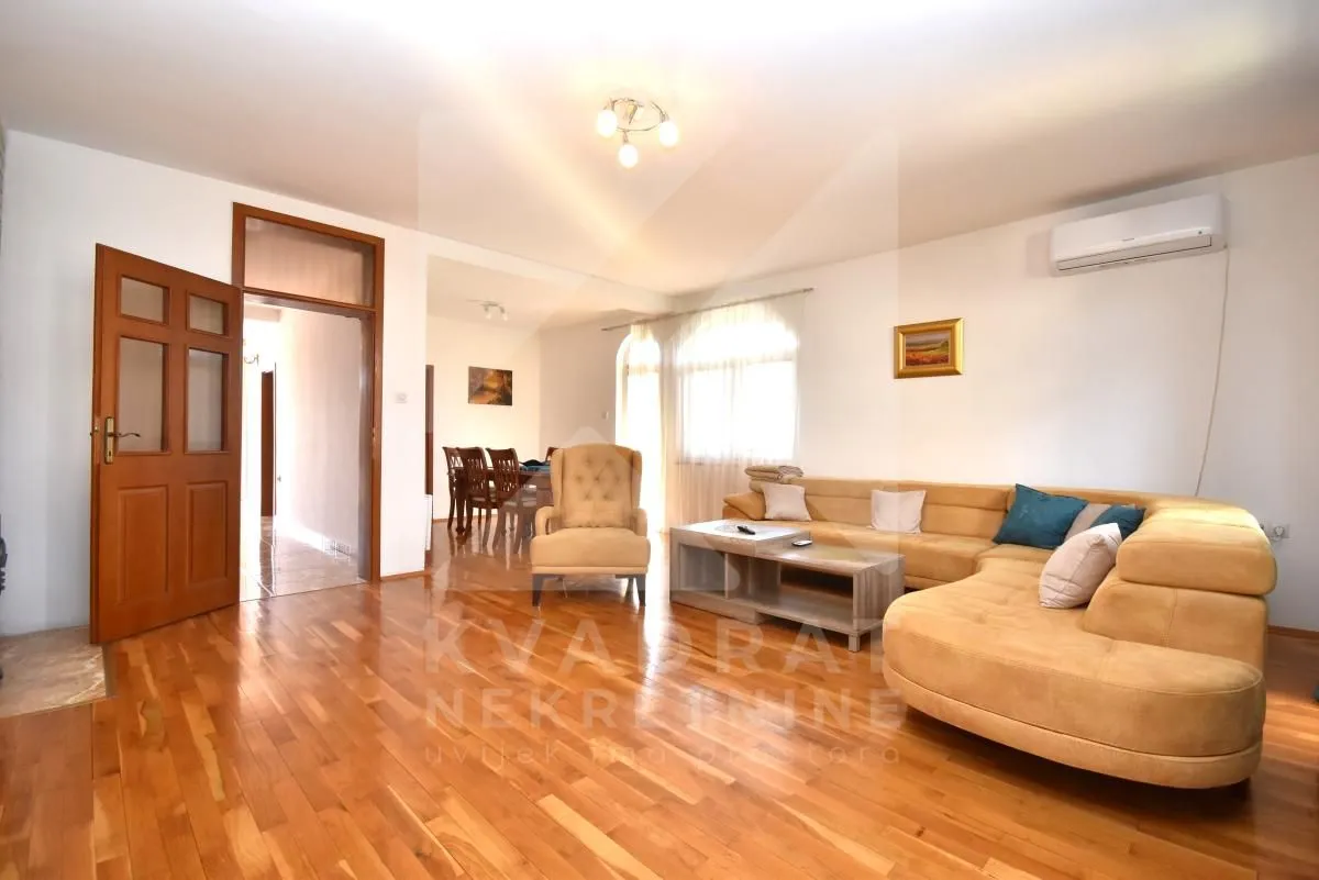 Izdavanje, četvorosoban stan, 160m², Tološi, Podgorica