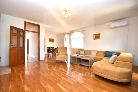 Izdavanje, četvorosoban stan, 160m², Tološi, Podgorica - image 3