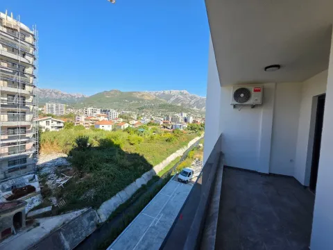 Natkrivena terasa sa pogledom na okolinu i planine. - image 14