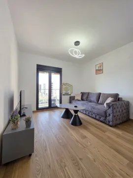 Dnevna soba sa ugaonom garniturom, stočićem i izlazom na terasu. - image 2