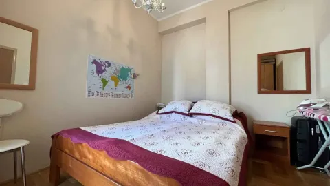 Namještena spavaća soba sa bračnim krevetom, noćnim stočićem i ogledalom. - image 4