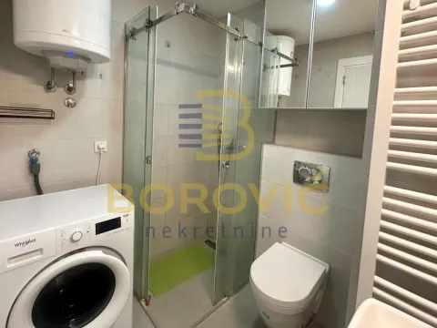 Kupatilo opremljeno tuš kabinom, WC šoljom, umivaonikom i veš mašinom. - image 7