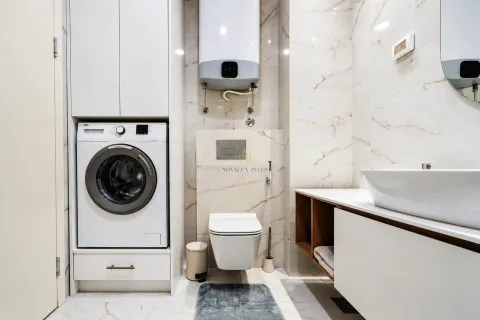 Moderne kupatilo sa ugrađenom veš-mašinom, wc šoljom i umivaonikom. - image 8