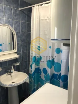 Manje kupatilo sa umivaonikom, ogledalom i tuš kabinom. - image 11